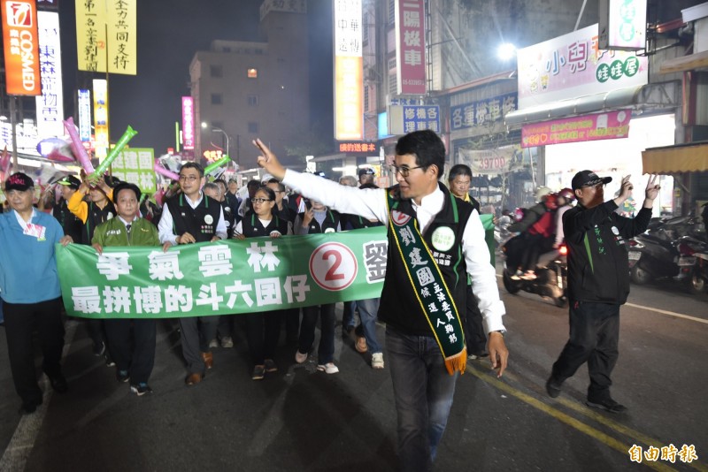 雲林立委候選人劉建國晚上徒步在斗六市區掃街拜票。（記者黃淑莉攝）