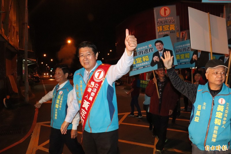 無黨籍宜蘭縣立委候選人黃定和（右2）選前之夜與支持者在宜蘭市徒步掃街。（記者林敬倫攝）