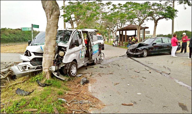 彰化名倫護理之家養護之家復康巴士，行經路口時遭黑色自小客車撞上，巴士失控撞上路樹。（記者陳冠備翻攝）