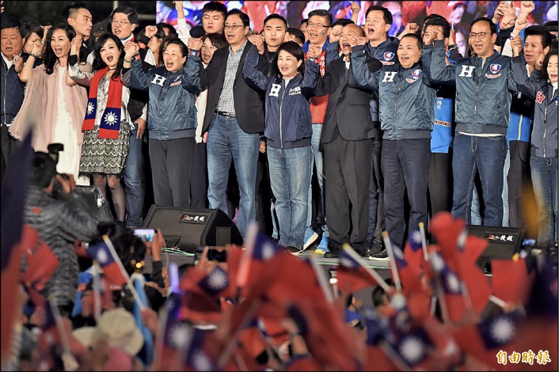 國民黨總統候選人韓國瑜昨晚在台北凱道大造勢，新北市長侯友宜、台中市長盧秀燕站台，「禿子、燕子、漢子」再度合體。（記者簡榮豐攝）