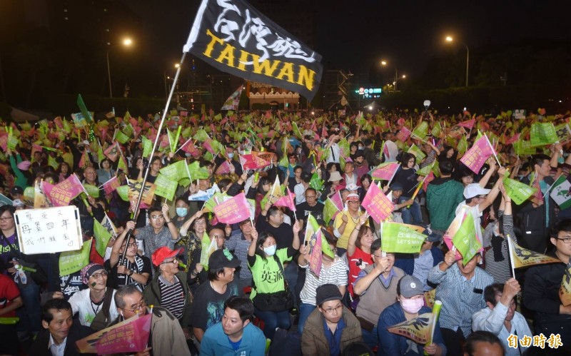 民進黨「團結台灣 民主勝利」造勢晚會，今晚7點將於台北市凱達格蘭大道登場，將近6點的下班時間，凱道上已經擠滿人潮。（記者方賓照攝）