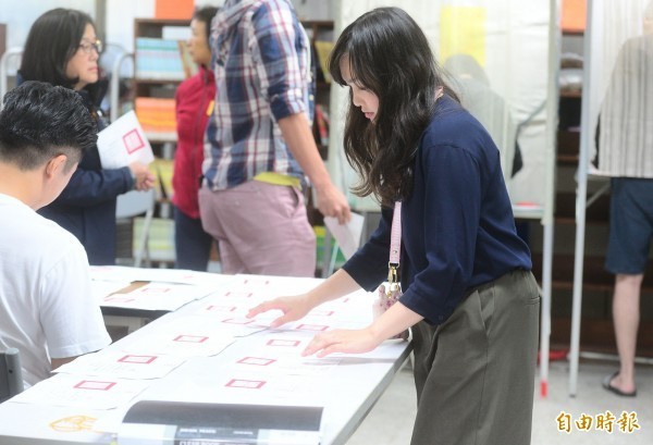 有網友詢問，「投票哪時候去比較好？」不少人建議上午越早去人越少。（資料照）