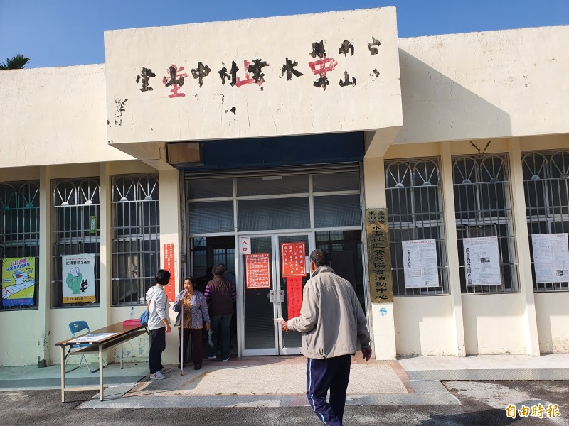 偏鄉東山區水雲里今天一早投票情況踴躍，不少旅北民眾返鄉投票。（記者王涵平攝）