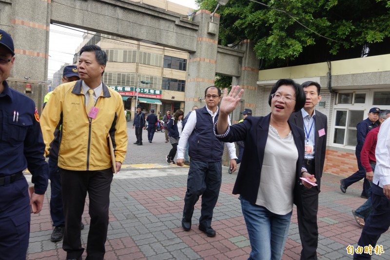 彰化縣長王惠美今天在鹿港國中投票，沿途跟民眾打招呼。（記者劉曉欣攝）