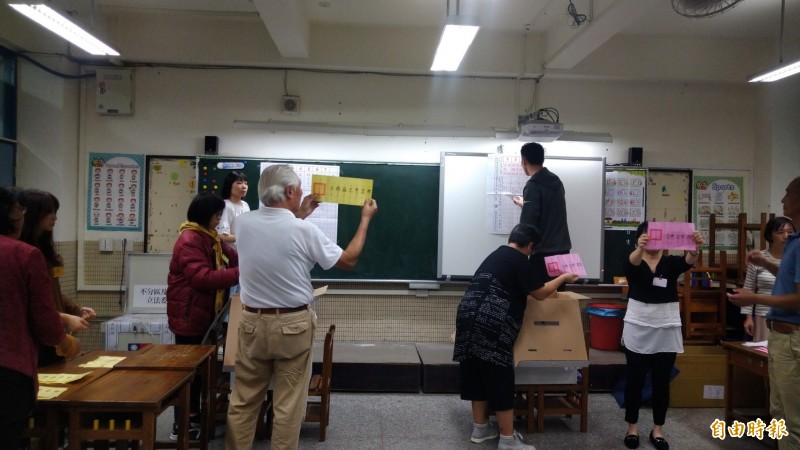 台北市士林區天玉里開票狀況。（記者蔡亞樺攝）