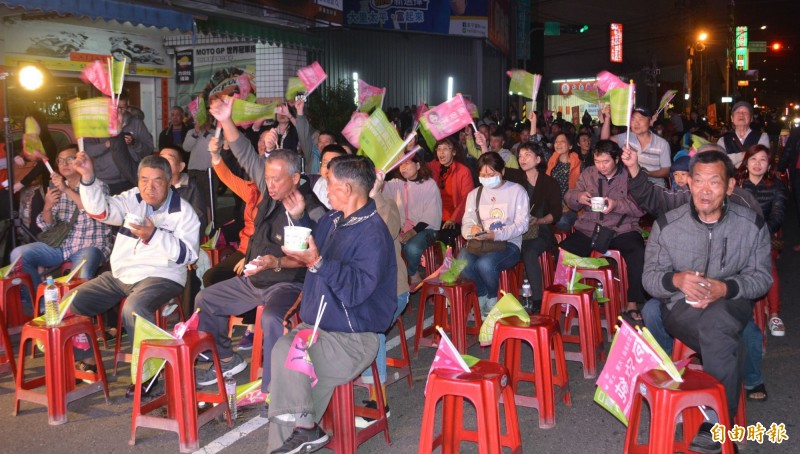 台中第7選區何欣純開票2小時，得票破10萬票遙遙領先，現場支持者高喊「凍蒜」。（記者陳建志攝）