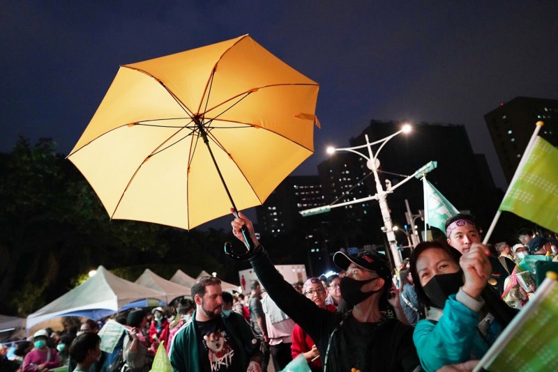 台灣總統和立委大選受到國際關注，國際通訊社和國際主流媒體都撰文報導，與台灣鄰近的香港，有不少人特地來台灣觀選。（法新社）