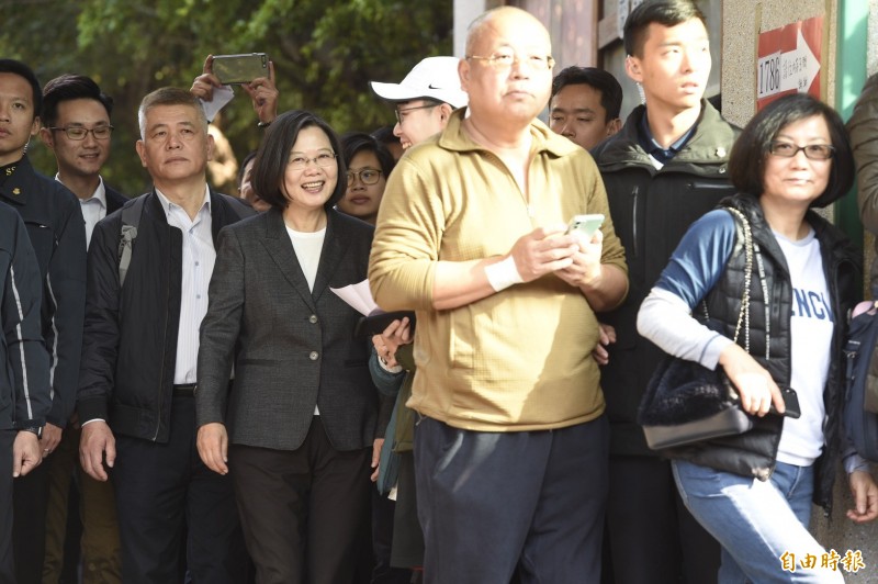 今日是投票日，不少民眾都一大早就前往投票所排隊等候投票，民進黨總統候選人、現任總統蔡英文也於今早9點左右就前往新北市永和秀朗國小排隊投票，過程中也與民眾寒暄，全程面帶微笑。（記者叢昌瑾攝）