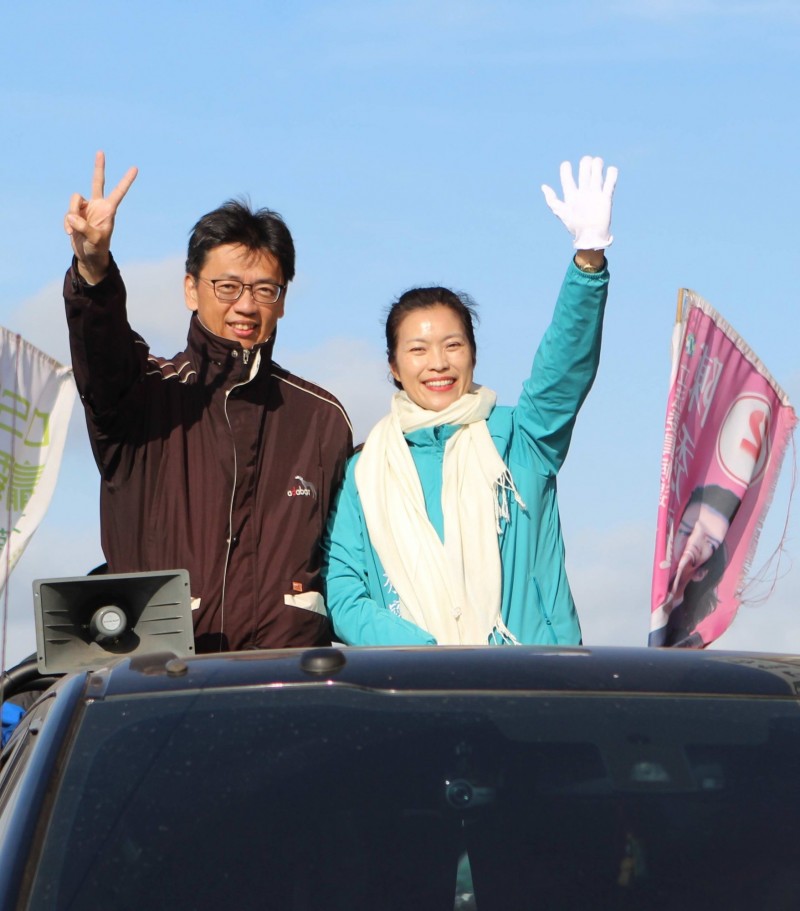 勝選的民進黨陳秀寶今天在鹿港、福興與秀水地區以車隊謝票。（記者湯世名翻攝）