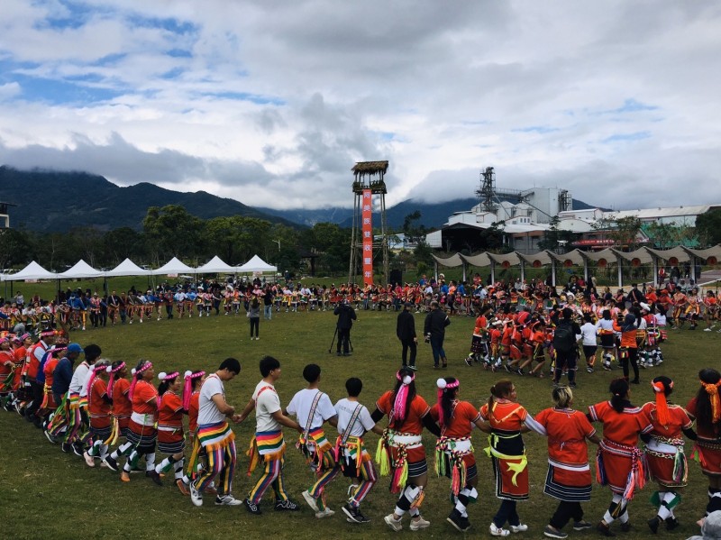 池上鄉在地阿美族人與遊客圍圈跳唱大會舞，好不快樂。（記者陳賢義翻攝）