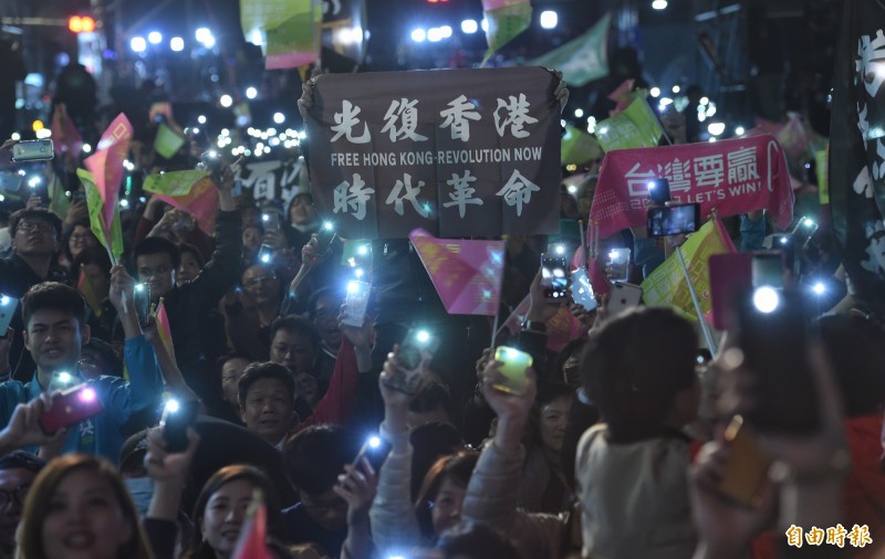 香港民陣感謝台灣人「支持香港」，也感謝「台灣朋友用選票發聲」。圖為蔡英文競選總部中，支持反送中的人士。（資料照）