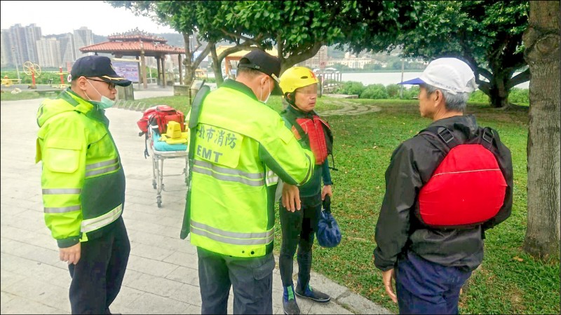 消防人員在淡水竹圍碼頭找到自行游上岸的邵姓男子（右二）。（記者王宣晴翻攝）