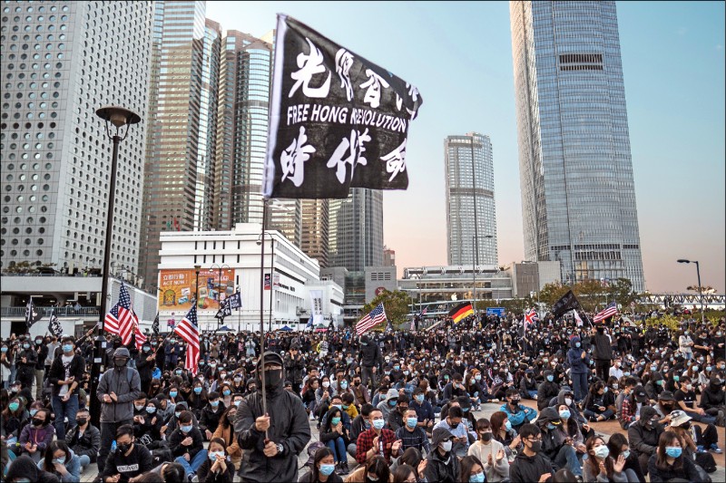 三．六萬名港人十二日在中環舉行「天下制裁」集會，敦促港府回應包括真普選在內的「反送中」五大訴求，並為十九日登場的大遊行集氣。（彭博）