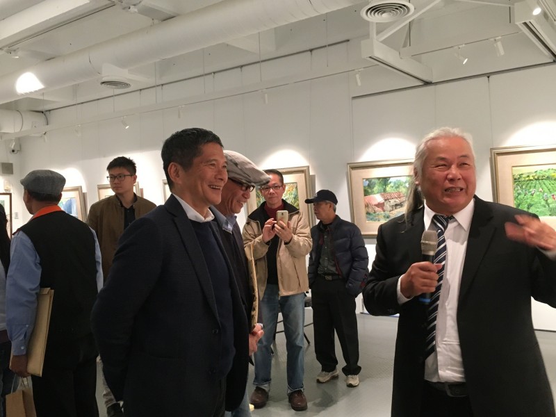 新竹竹東客家子弟賴世榮，即日起應邀在新竹縣文化局美術館展出「山城客情─浪漫臺三線水彩個展」，客委會主委特地出席開幕茶會，支持他繼續把浪漫臺三線畫下去。 （客委會提供）