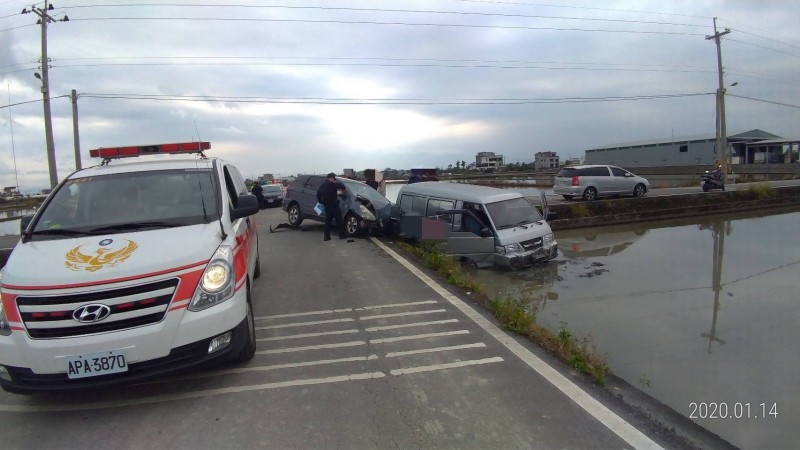 宜蘭縣礁溪鄉一部診所交通車與休旅車發生車禍，導致7人受傷。（記者林敬倫翻攝）