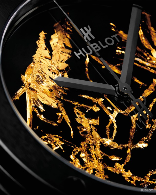 宇舶透過經典融合系列黃金結晶體腕錶看見黃金最夢幻、最神奇的表現方式。圖中特寫裝飾於拋光黑面錶盤的24K黃金結晶。（Hublot提供）