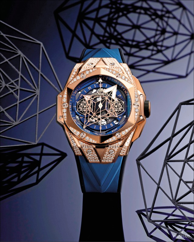 以宇舶獨有「皇金」材質打造錶殼的Big Bang Sang Bleu II 墨藍計時碼錶鑲鑽款。（Hublot提供）