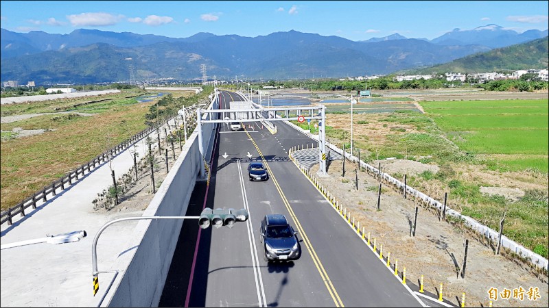 台東府會車隊昨天搶先體驗太平溪路堤共構道路。（記者黃明堂攝）