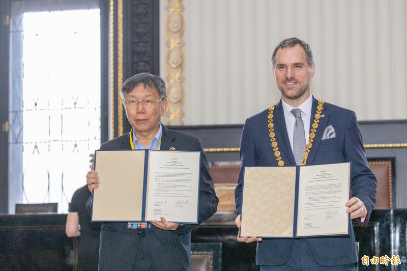 台北市長柯文哲（左）與布拉格市長賀瑞普（右）簽訂締結姊妹市。（台北市政府提供）