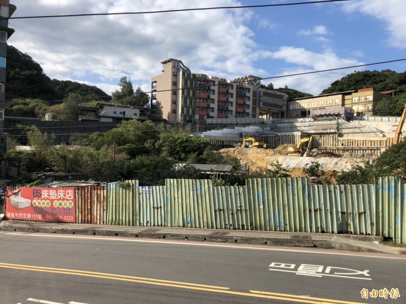 洪姓男子被控自2000年占用基隆市中正區八斗國中下方約800多坪山坡地，圈地闢水池養鴨，並堆放回收的瓶罐紙張（鐵皮圍籬內）。（記者林嘉東攝）