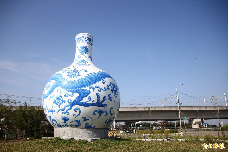 超巨型青花龍紋天球瓶高鐵嘉義站旁現身- 嘉義縣- 自由時報電子報