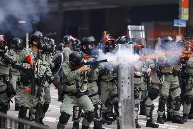 港警傳出將配備電擊槍，香港保安局局長出面說明。（美聯社）