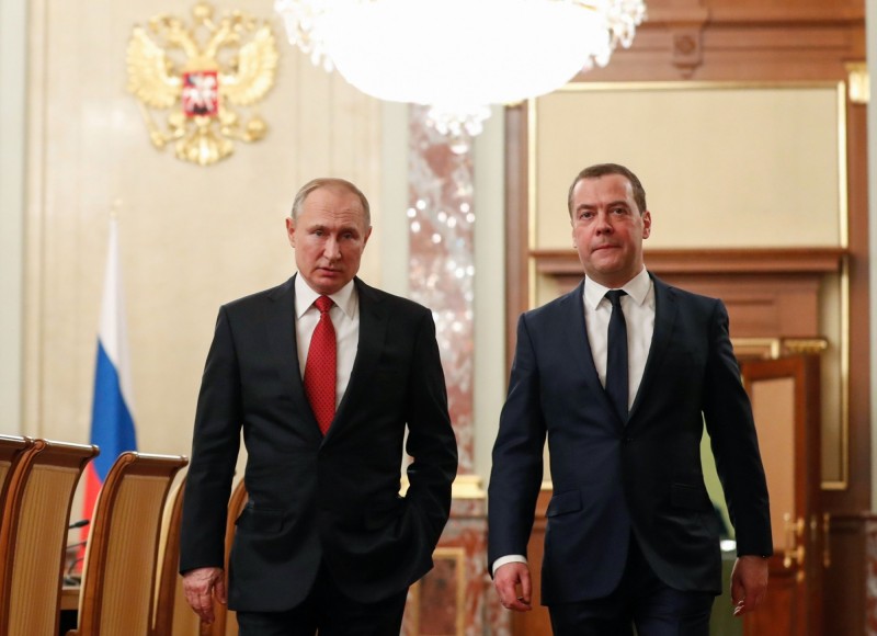 俄國總統普廷（左）建議修憲擴大國會和總理的權力不久後，總理梅德維傑夫（右）宣布內閣總辭。（法新社）