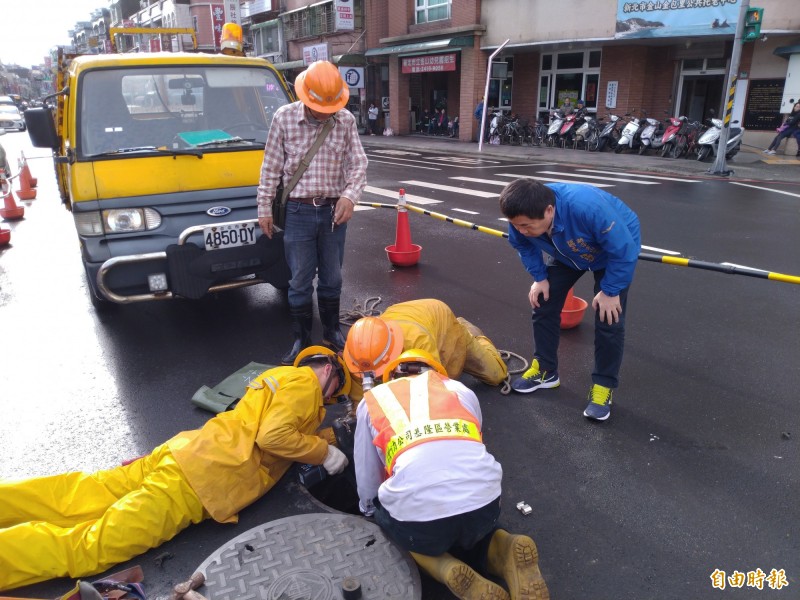 金山區公所前方的地下電纜今天早上短路，造成金山區公所附近範圍商家停電，所幸在台電緊急搶修下，已經恢復供電。（記者俞肇福攝）