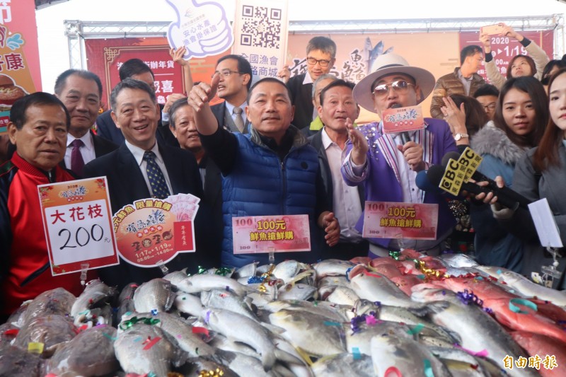 「百元鮮魚搶先購」讓民眾以100元價格買到新鮮漁貨。（記者周湘芸攝）