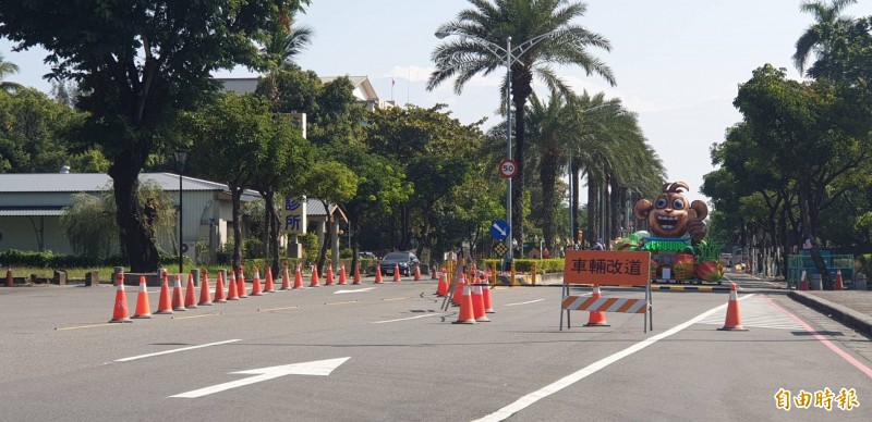 屏東市台糖街即日起進行交通管制。（記者葉永騫攝）