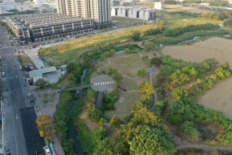 高市水利局為改善愛河水質，推動九番埤排水水質淨化現地處理工程。（記者陳文嬋翻攝）