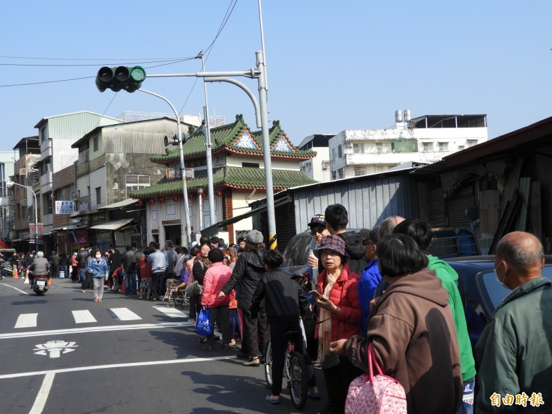 「罷韓滷肉飯」發放，民眾大排長龍。（記者葛祐豪攝）