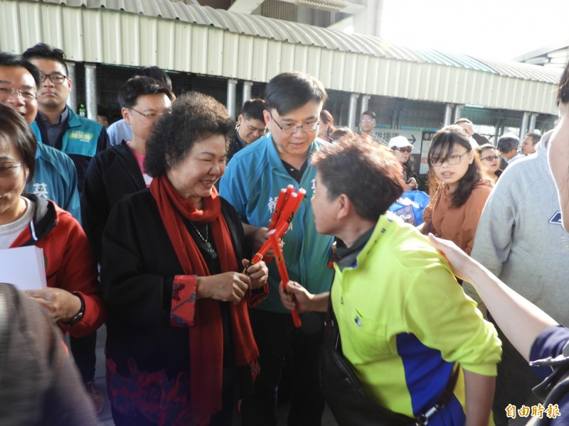 總統府秘書長在高雄火車站前廣場發春聯，民眾大排長龍。（記者葛祐豪攝）