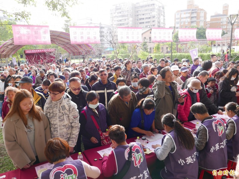 茂盛醫院舉辦寒冬送暖，送出4百多份福袋物資。（記者蔡淑媛攝）