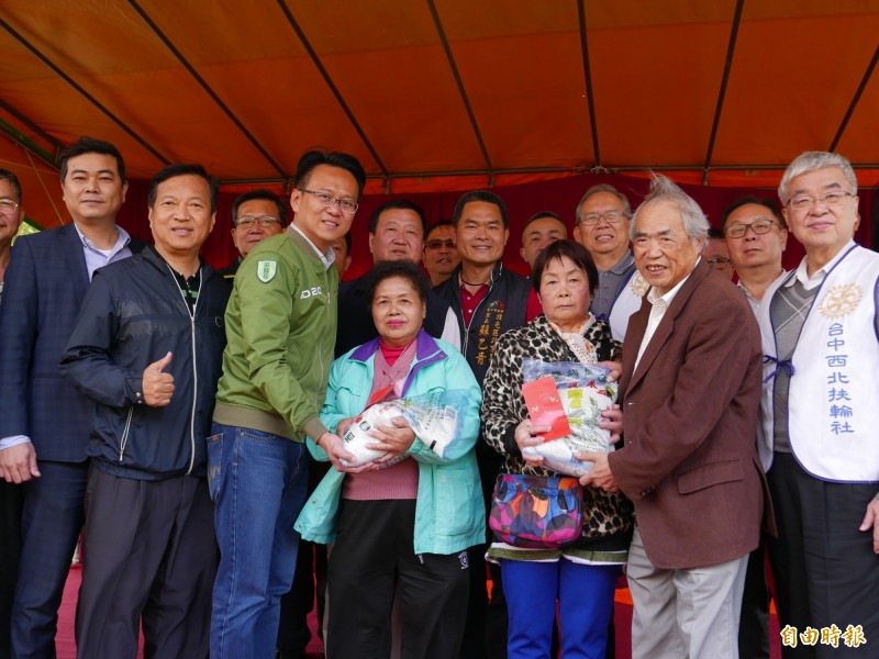 茂盛醫院號召台中市小英之友、扶輪社等聯合舉辦寒冬送暖，李茂盛（右2）、新科立委莊競程（左3）及議員曾朝榮（左2）送物資紅包。（記者蔡淑媛攝）