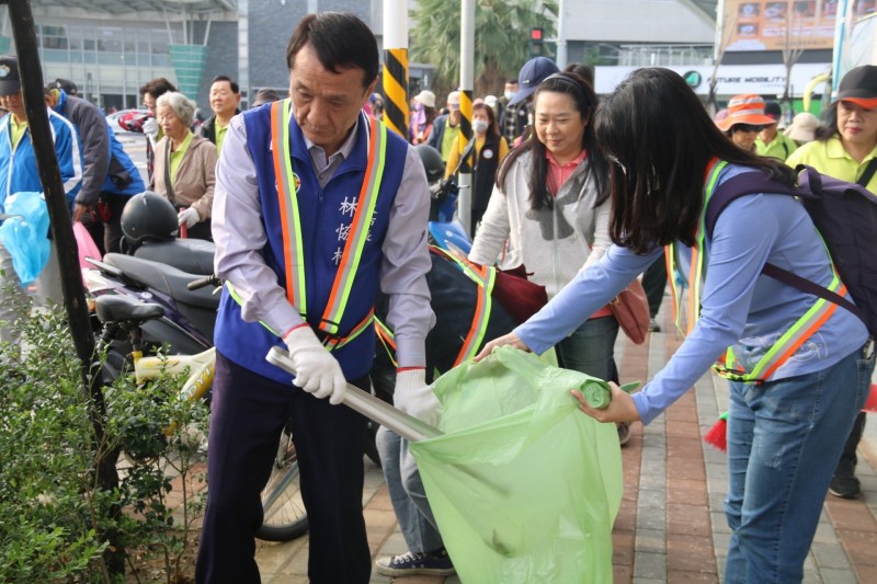 國家清潔週開始了，屏東市長林恊松帶隊清理環境。（記者葉永騫翻攝）