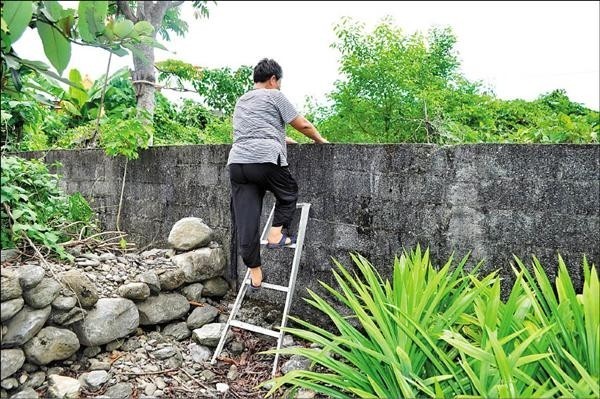 羅男翻牆侵入校園，又對未成年者行竊，兩度加重刑期。示意圖，與本新聞無關。（資料照）