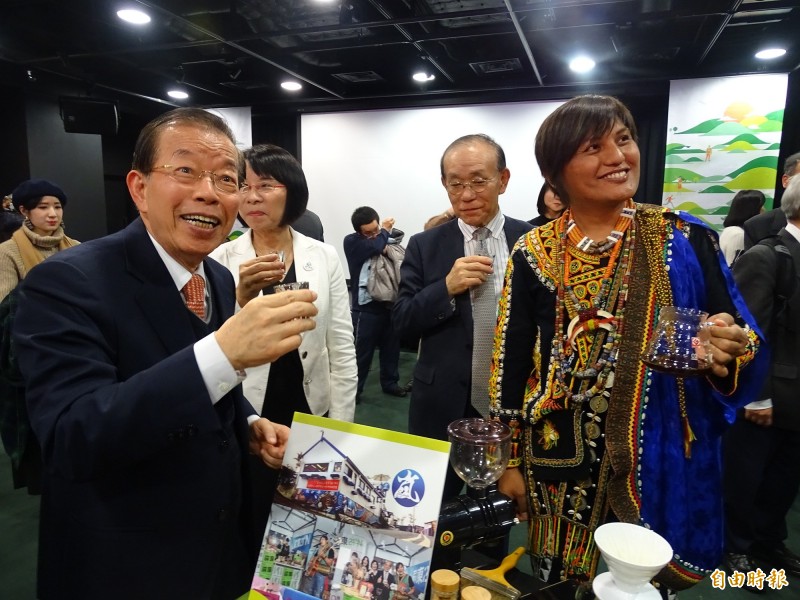 駐日代表謝長廷18日出席國發會「台灣地方創生展」開幕式後接受媒體訪問表示，蔡英文總統勝選原因不止反送中等中國因素，政府施政的努力也應予肯定。（記者林翠儀攝）