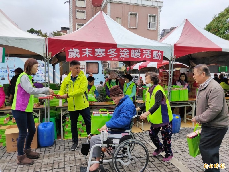 廖宜琨發送物資給需要幫助的民眾。（記者邱書昱攝）