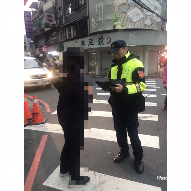 警方加強取締行人違規。（記者徐聖倫翻攝）