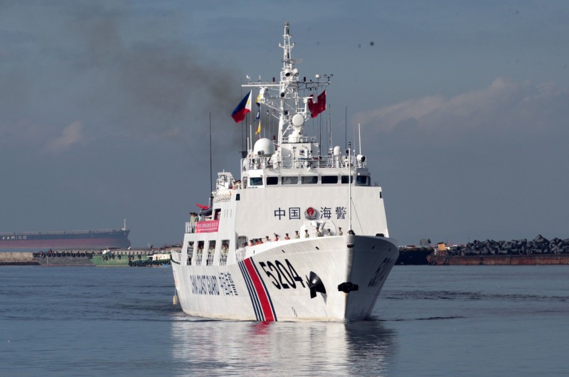 中國海警船5204艦14日抵達菲律賓進行訪問。（法新社）