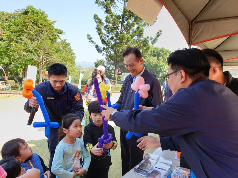 南市警局以「迎春走馬瀨 反毒GO GO GO」為主題舉辦烤肉趴，希望透過寓教於樂的方式，加強反毒的宣導。（南市警局提供）