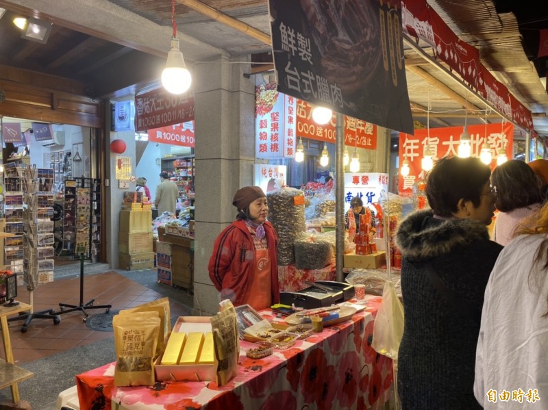 今年「日好食堂」和位於大同區南京西路237號大稻埕旅遊資訊站合作擺攤，盼能在年貨大街將健康好吃的臘肉推廣出去。照片之人非黃惠蘭。（記者楊心慧攝）