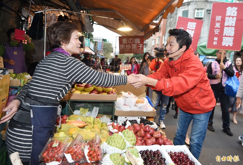 連任成功的國民黨籍立委蔣萬安19日上午前往台北市草埔市場謝票，感謝選民支持。（記者朱沛雄攝）