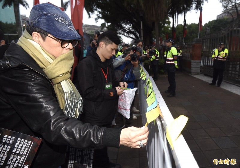 國際社會主義前進19日發起「1・19台灣庇護香港抗爭者遊行」，爭取香港抗爭者在台灣的政治庇護權，並將便利貼連儂牆貼在立法院大門外圍起的圍欄上。（記者簡榮豐攝）