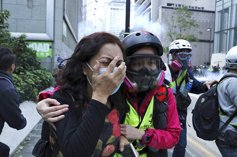 A woman cries yesterday as she pleads with Hong Kong police not to beat a man as police detain protesters calling for electoral reforms and a boycott of the Chinese Communist Party.
Photo: AP A woman cries yesterday as she pleads with Hong Kong police not to beat a man as police detain protesters calling for electoral reforms and a boycott of the Chinese Communist Party.
Photo: AP