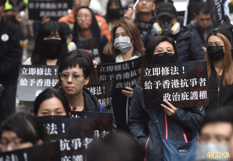 國際社會主義前進19日發起「1・19台灣庇護香港抗爭者遊行」，爭取香港抗爭者在台灣的政治庇護權，隊伍由民進黨中央黨部出發，沿途經過台北車站、西門町到立法院表達訴求。（記者簡榮豐攝）