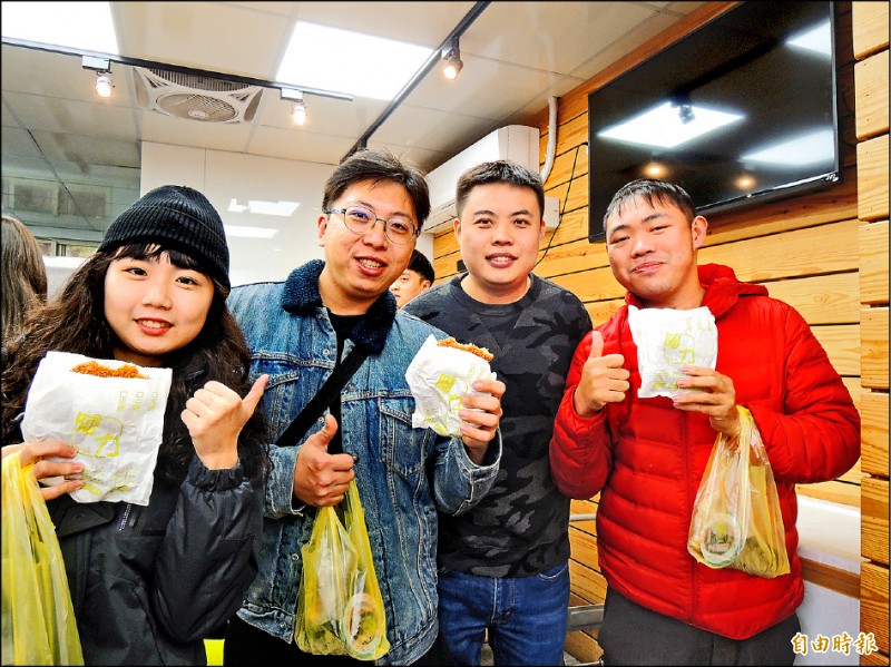 賀小英連任 竹市店家送817份雞排