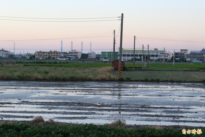 台電擬在台中火力發電廠新建2台多軸式燃氣複循環機組，彰化縣長期飽受中火大煙囪排放廢氣造成身體健康危害，縣府要求台電「汰舊換新」，先拆掉舊的燃煤機組，舊的要當備用都不行。（記者張聰秋攝）