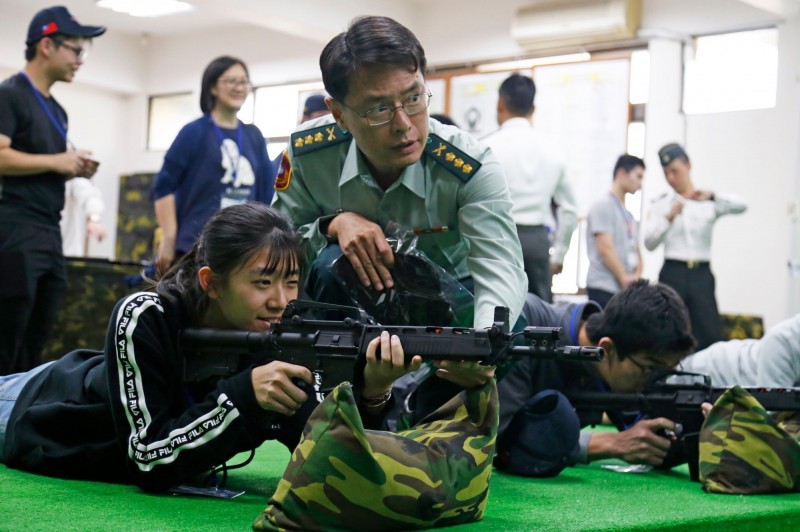 國防部109年「菁英專案」今天在陸軍官校展開，超過400名青年學子軍校初體驗。（圖／陸軍官校提供）